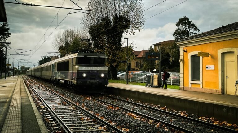 Train arrivant en gare