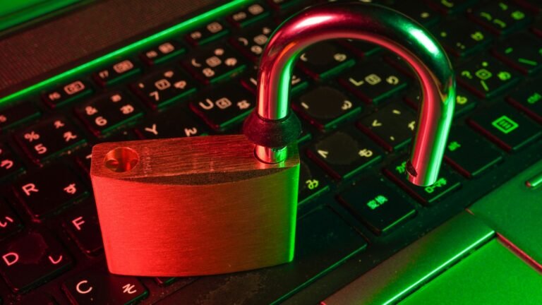 Cadenas rouge posé sur un clavier d'ordinateur