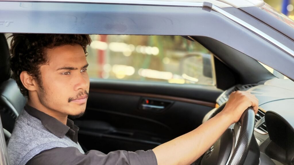 Jeune conducteur au volant par une journée ensoleillée