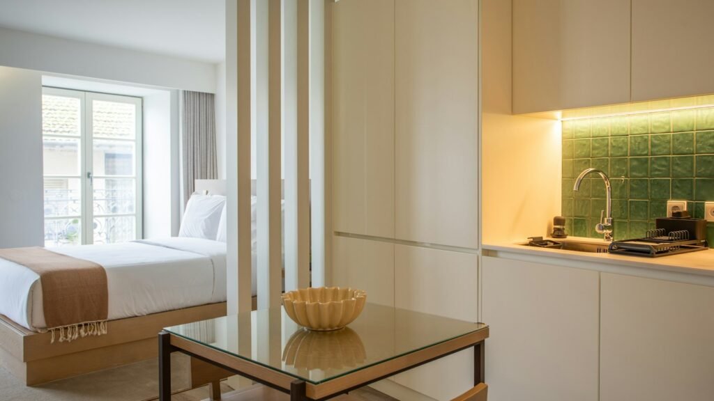 Chambre meublée avec lit et table