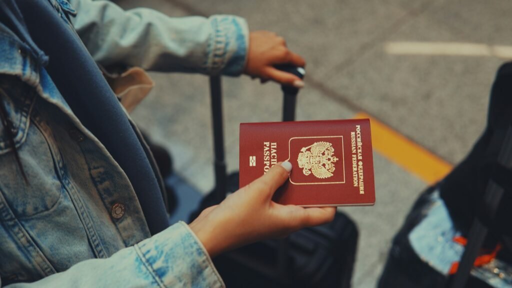 Passeport tenu en main avant un départ à l'étranger