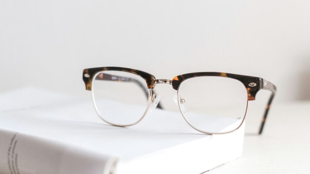 Lunettes de vue posées sur un livre