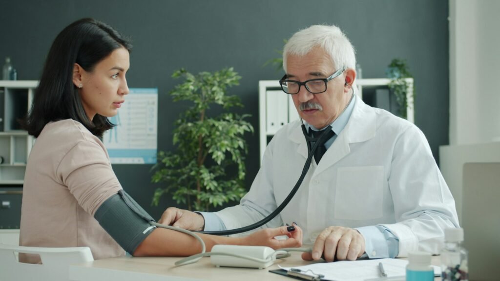 Médecin prenant la tension d'un patient