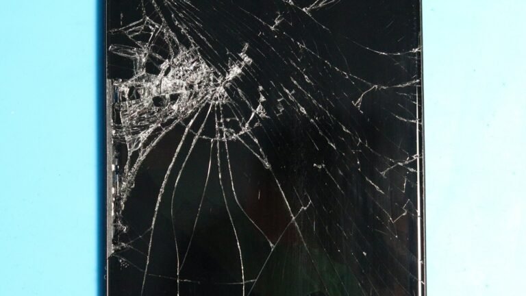 Smartphone à l'écran brisé