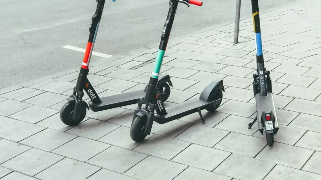 Trottinettes électriques garées dans la rue