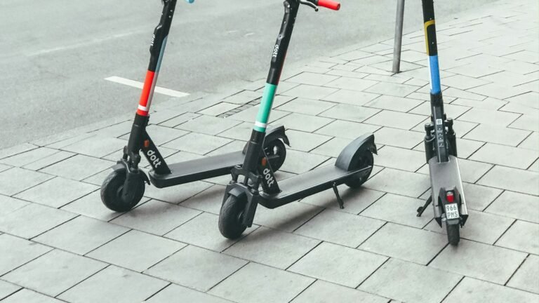 Trottinettes électriques garées dans la rue
