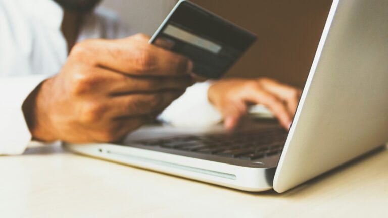 Achat en ligne avec une carte bancaire et un ordinateur portable
