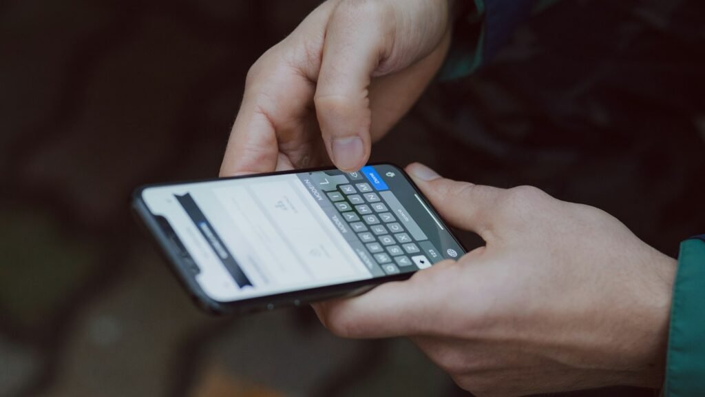 Personne utilisant son smartphone
