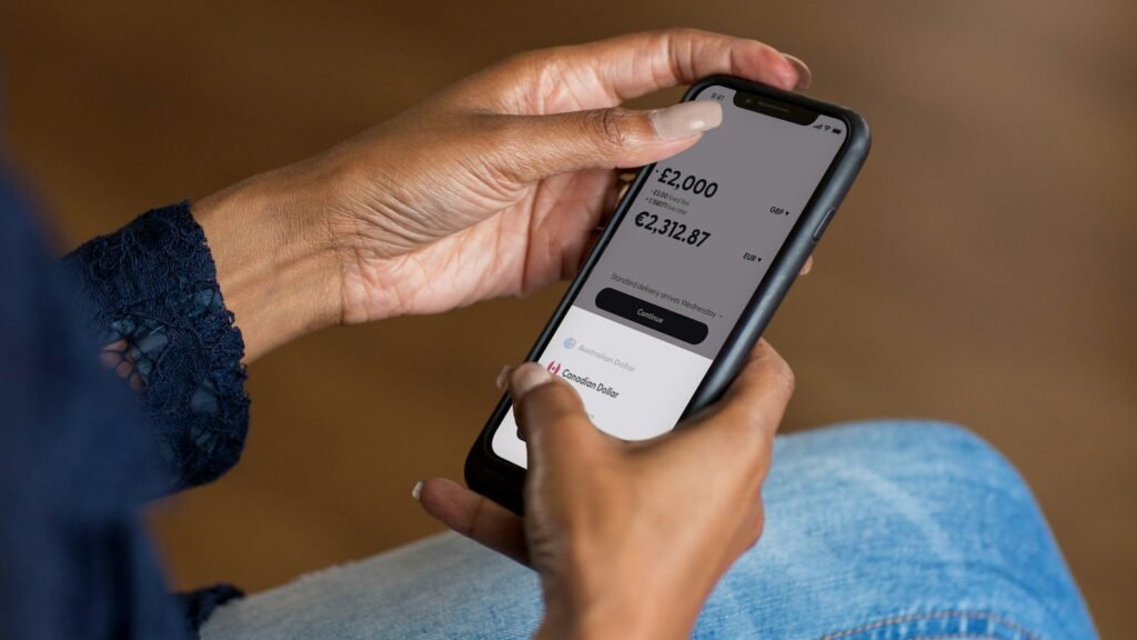 Jeune femme consultant son application bancaire