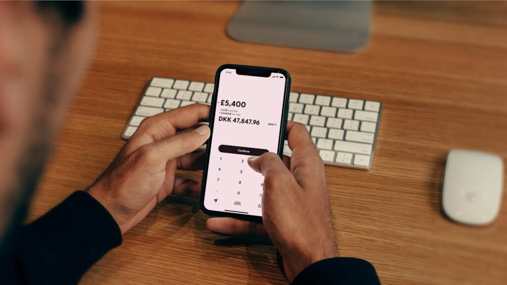 Homme utilisant une application bancaire sur smartphone