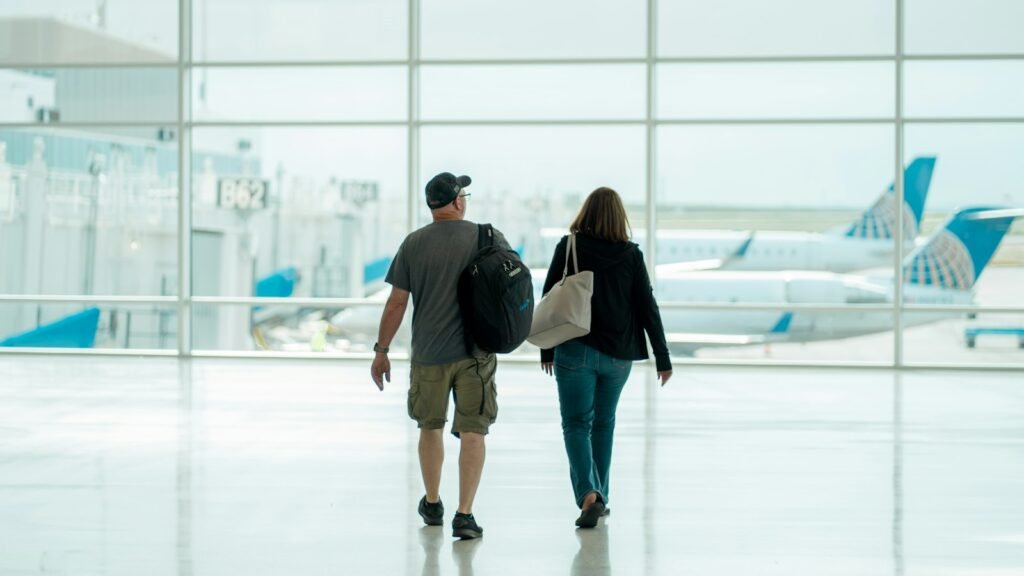 Voyageurs traversant un aéroport