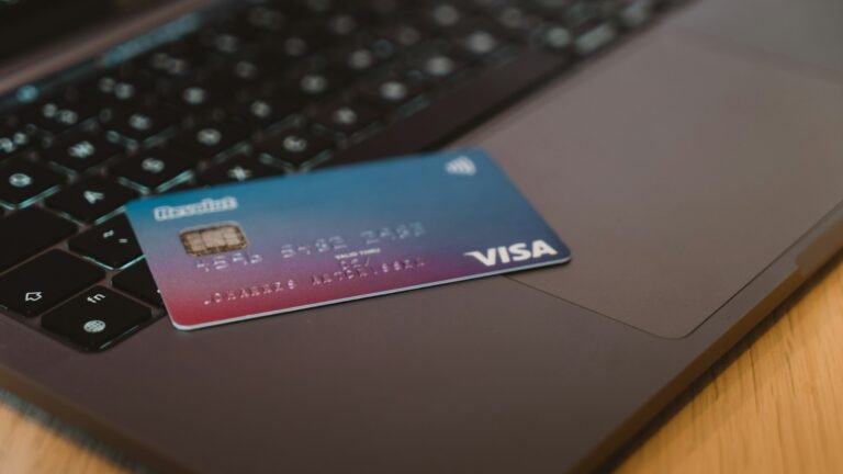 Carte bancaire posée sur le clavier d'un ordinateur portable