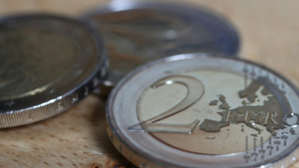 Pièce de deux euros sur une table