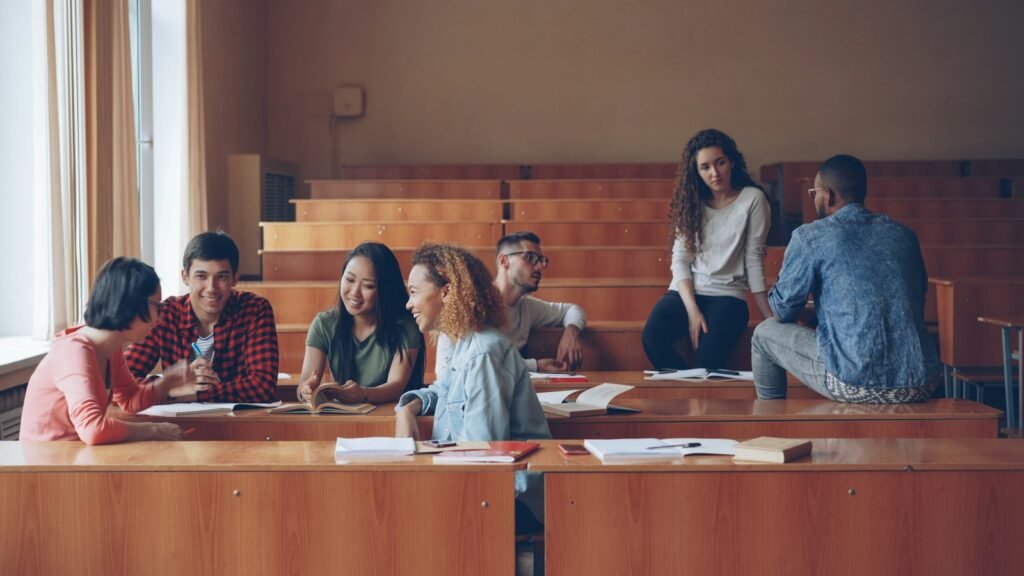 Étudiants discutant dans un amphithéâtre