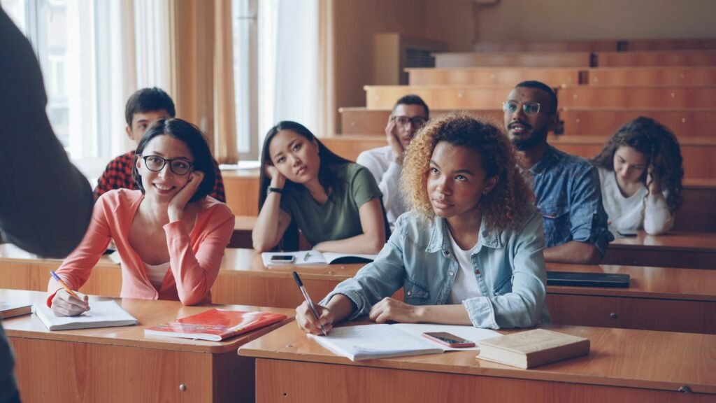 Étudiants attentifs en amphithéâtre