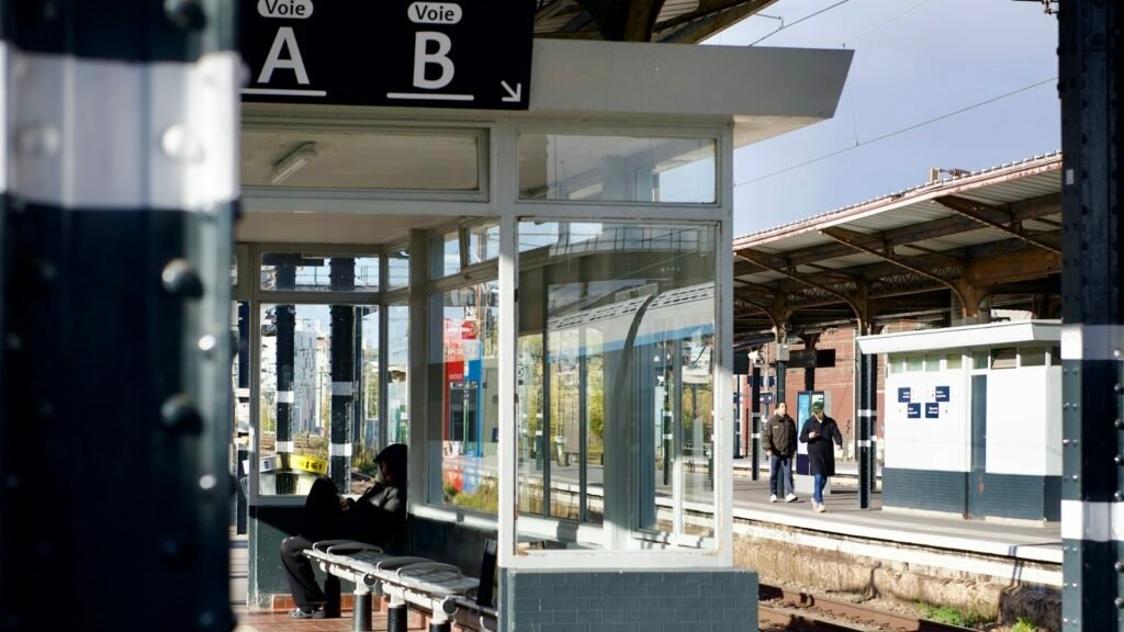 Voyageurs attendant sur un quai de gare
