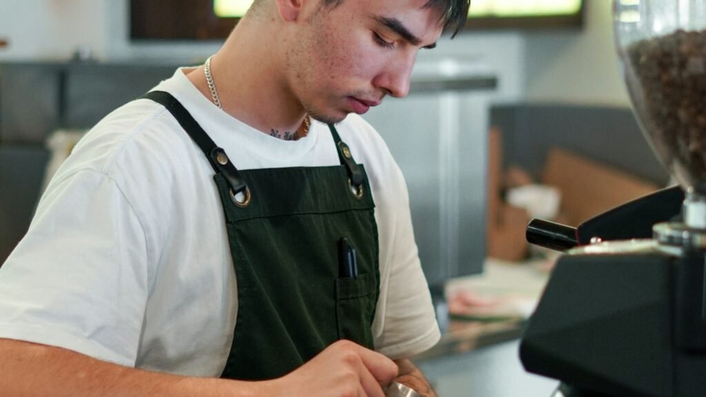 Jeune barista servant un café en boutique