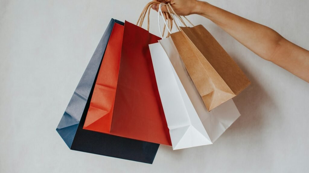 Main tenant des sacs de shopping colorés