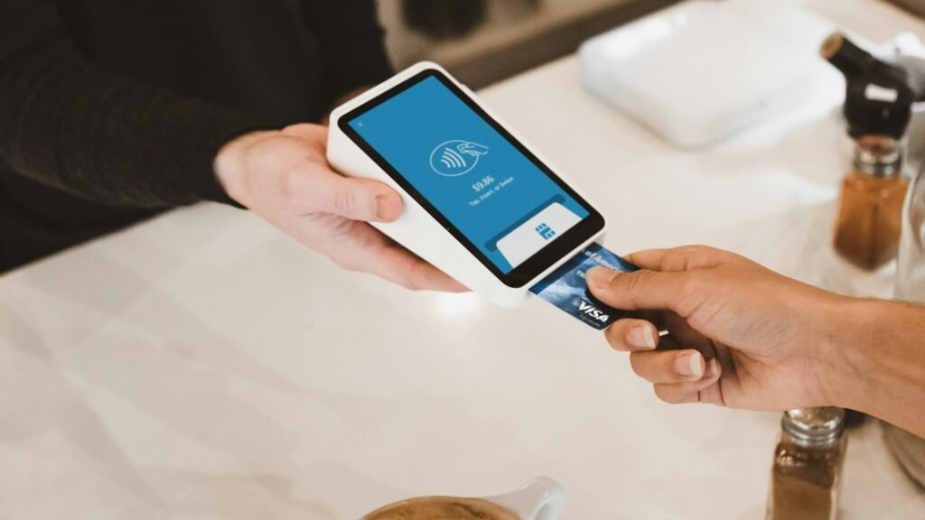 Carte bancaire insérée dans un terminal de paiement