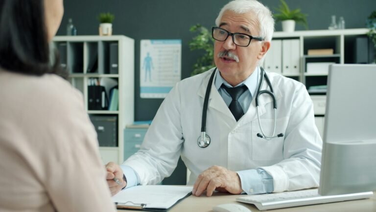 Médecin en consultation avec un patient