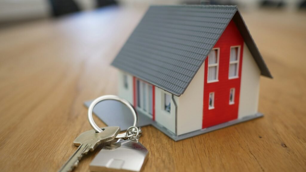 Maison miniature posée sur une table