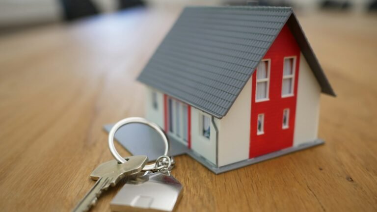 Maison miniature posée sur une table