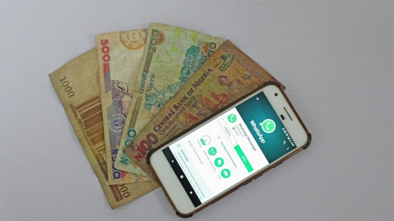 Smartphone posé à côté de billets de banque