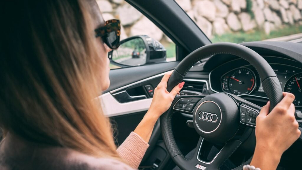 Jeune femme au volant d'une voiture