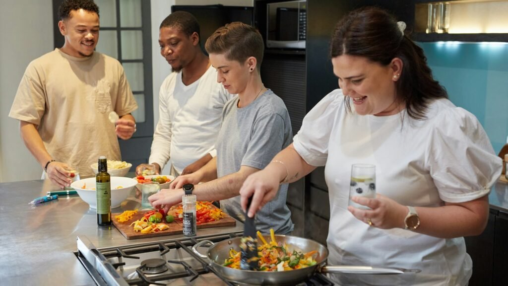 Colocataires préparant un repas ensemble dans la cuisine