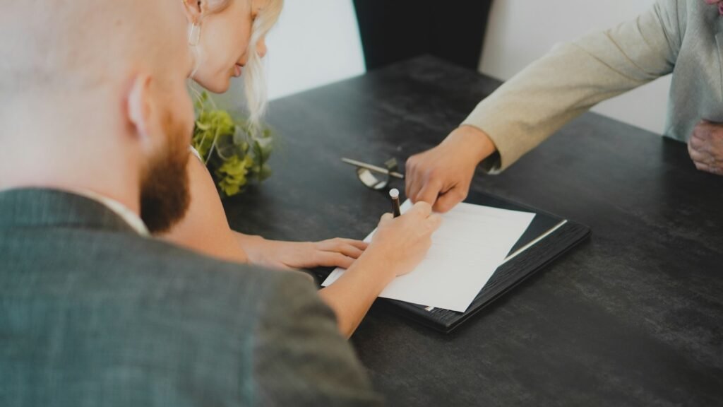Signature d'un document à un bureau