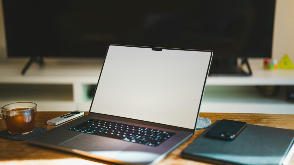 Ordinateur portable sur un bureau en bois