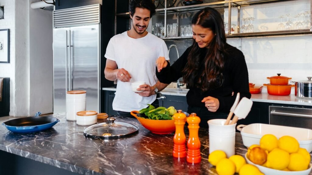 Jeunes cuisinant ensemble à la maison