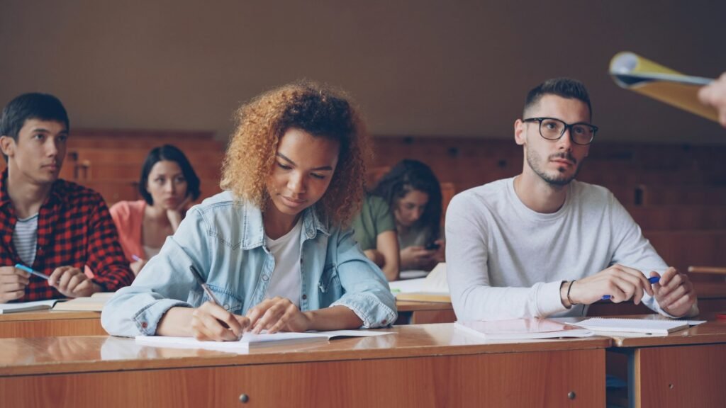 Étudiants prenant des notes dans un amphithéâtre