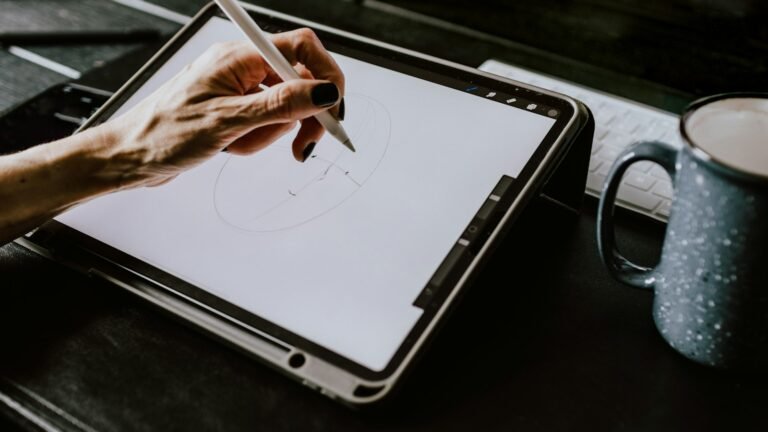 Tablette tenue en main avec sa coque